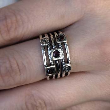 Серебряное кольцо с гранатом 01R510GR