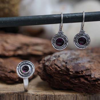 Серебряное кольцо с гранатом 01R1380GR