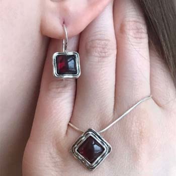 Серебряное колье с гранатом 01N711GR