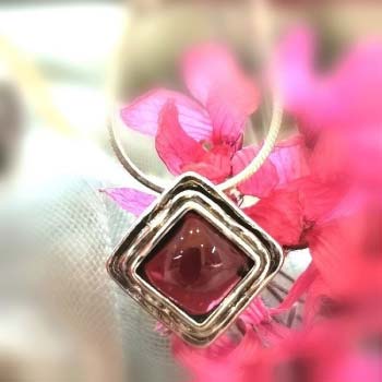 Серебряное колье с гранатом 01N711GR
