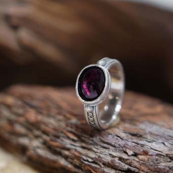Серебряное кольцо с гранатом 01R540GR