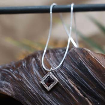 Серебряное колье с гранатом 01N1021GR