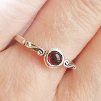 Серебряное кольцо с гранатом MVR1768GR