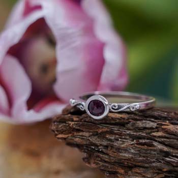 Серебряное кольцо с гранатом MVR1768GR