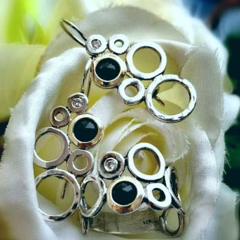 Серебряные серьги с ониксом, золотом и куб.цирконом MVE238GON