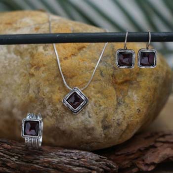 Серебряное колье с гранатом 01N711GR