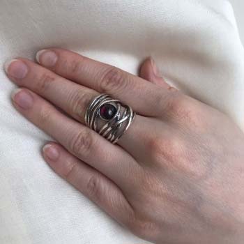 Серебряное кольцо с гранатом 01R896GR