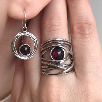 Серебряное кольцо с гранатом 01R896GR