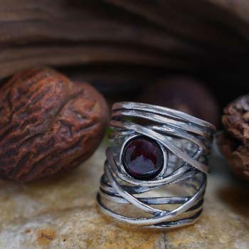 Серебряное кольцо с гранатом 01R896GR