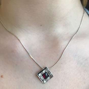 Серебряное колье с гранатом 01N718GR