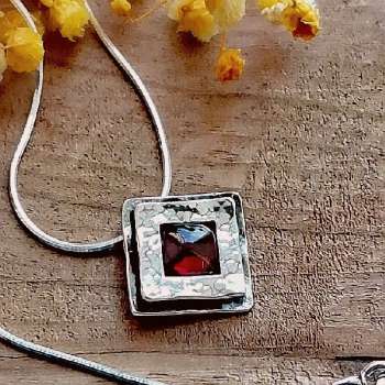 Серебряное колье с гранатом 01N718GR