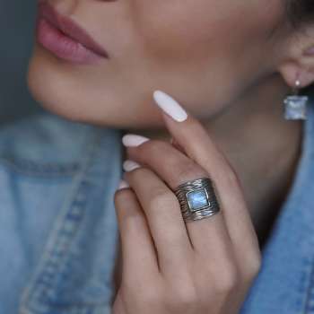 Серебряное кольцо с лунным камнем 01R2557MS