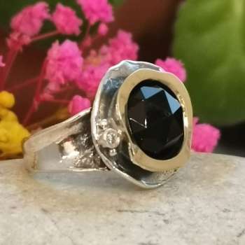 Серебряное кольцо с ониксом, золотом и куб.цирконом MVR1312GON