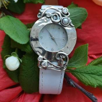 Серебряные часы с жемчугом и куб.цирконом 01W694WPL
