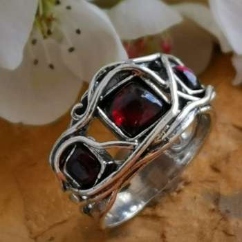 Серебряное кольцо с гранатом 01R942GR