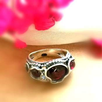 Серебряное кольцо с гранатом 01R2097GR