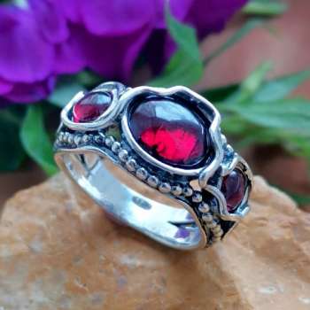 Серебряное кольцо с гранатом 01R2097GR