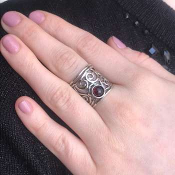 Серебряное кольцо с гранатом 01R680GR