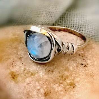 Серебряное кольцо с лунным камнем и золотом MVR812GMS