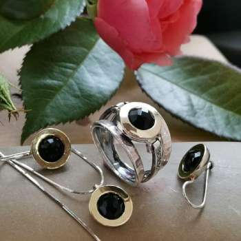 Серебряное кольцо с ониксом, куб.цирконом и золотом MVR1233GON
