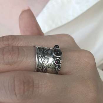 Серебряное кольцо с гранатом 01R1231GR