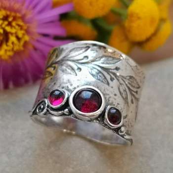Серебряное кольцо с гранатом 01R1231GR