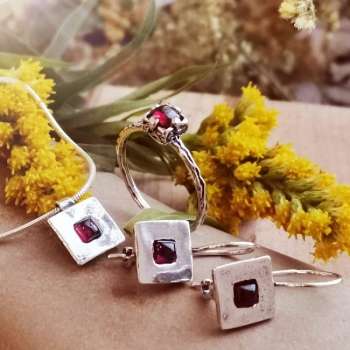 Серебряное колье с гранатом 01N110GR