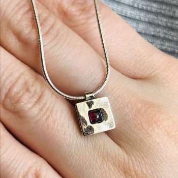 Серебряное колье с гранатом 01N110GR