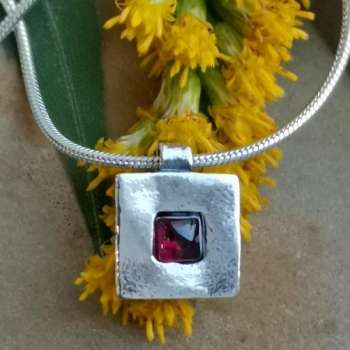 Серебряное колье с гранатом 01N110GR