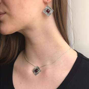 Серебряное колье с гранатом 01N773GR