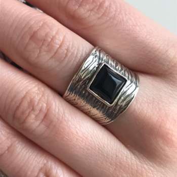 Серебряное кольцо с ониксом 01R2557ON