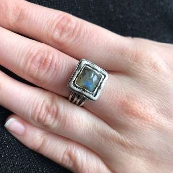 Серебряное кольцо с лабрадором 01R755LB