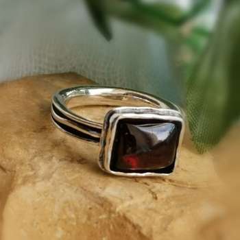 Серебряное кольцо с гранатом 01R494GR
