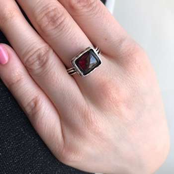 Серебряное кольцо с гранатом 01R494GR