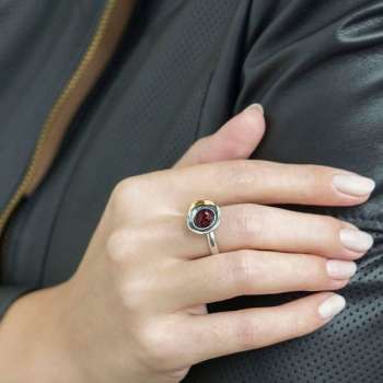 Серебряное кольцо с гранатом и золотом MVR1608GGR