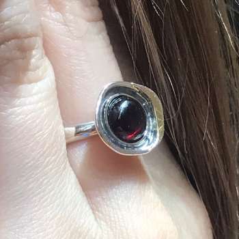 Серебряное кольцо с гранатом и золотом MVR1608GGR
