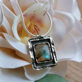Серебряное колье с лабрадором 01N835LB