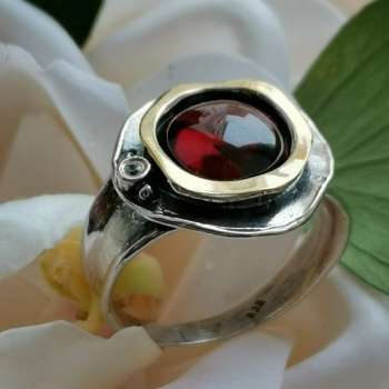 Серебряное кольцо с гранатом, куб.цирконом и золотом MVR1312GGR
