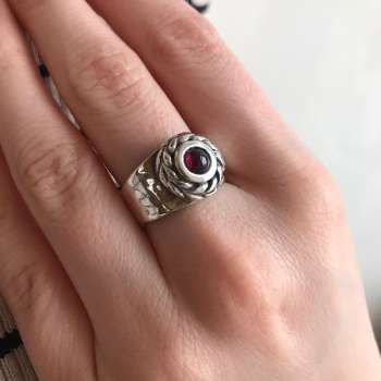 Серебряное кольцо с гранатом MVR1652GR