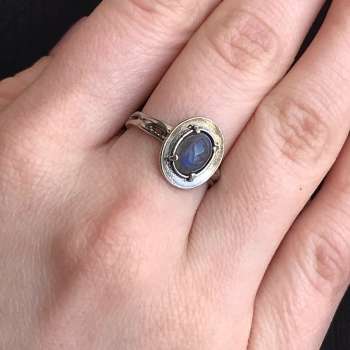 Серебряное кольцо с лабрадором MVR1570LB