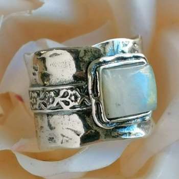 Серебряное кольцо с лунным камнем 01R438MS