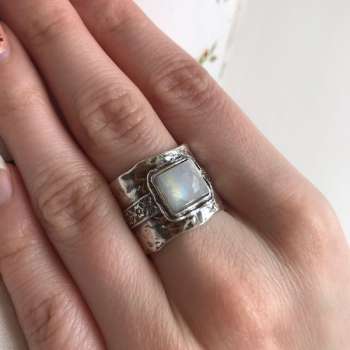 Серебряное кольцо с лунным камнем 01R438MS