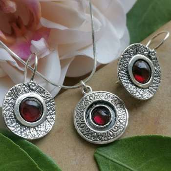 Серебряное колье с гранатом 01N1395GR