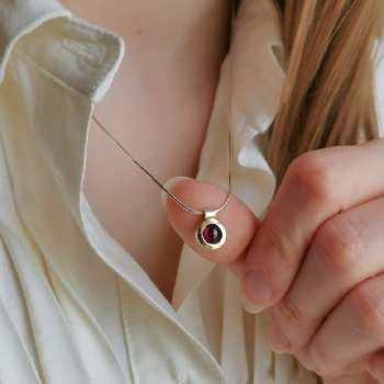 Серебряное колье с гранатом и золотом MVN1576GGR