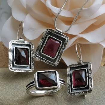 Серебряное колье с гранатом 01N835GR