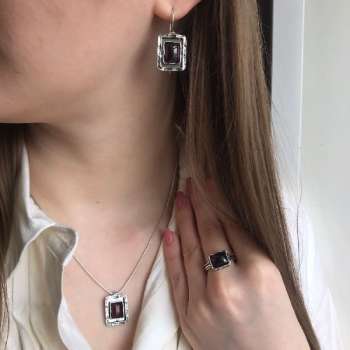 Серебряное колье с гранатом 01N835GR