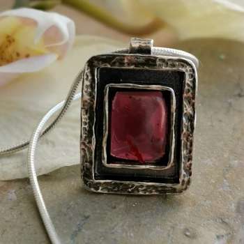 Серебряное колье с гранатом 01N835GR