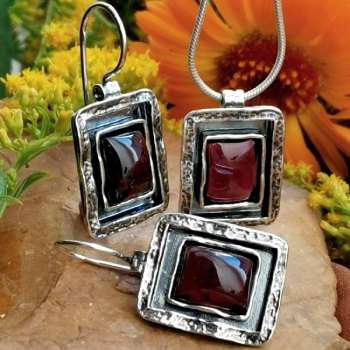 Серебряное колье с гранатом 01N835GR