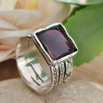 Серебряное кольцо с гранатом 01R374GR