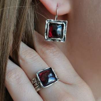 Серебряное кольцо с гранатом 01R374GR